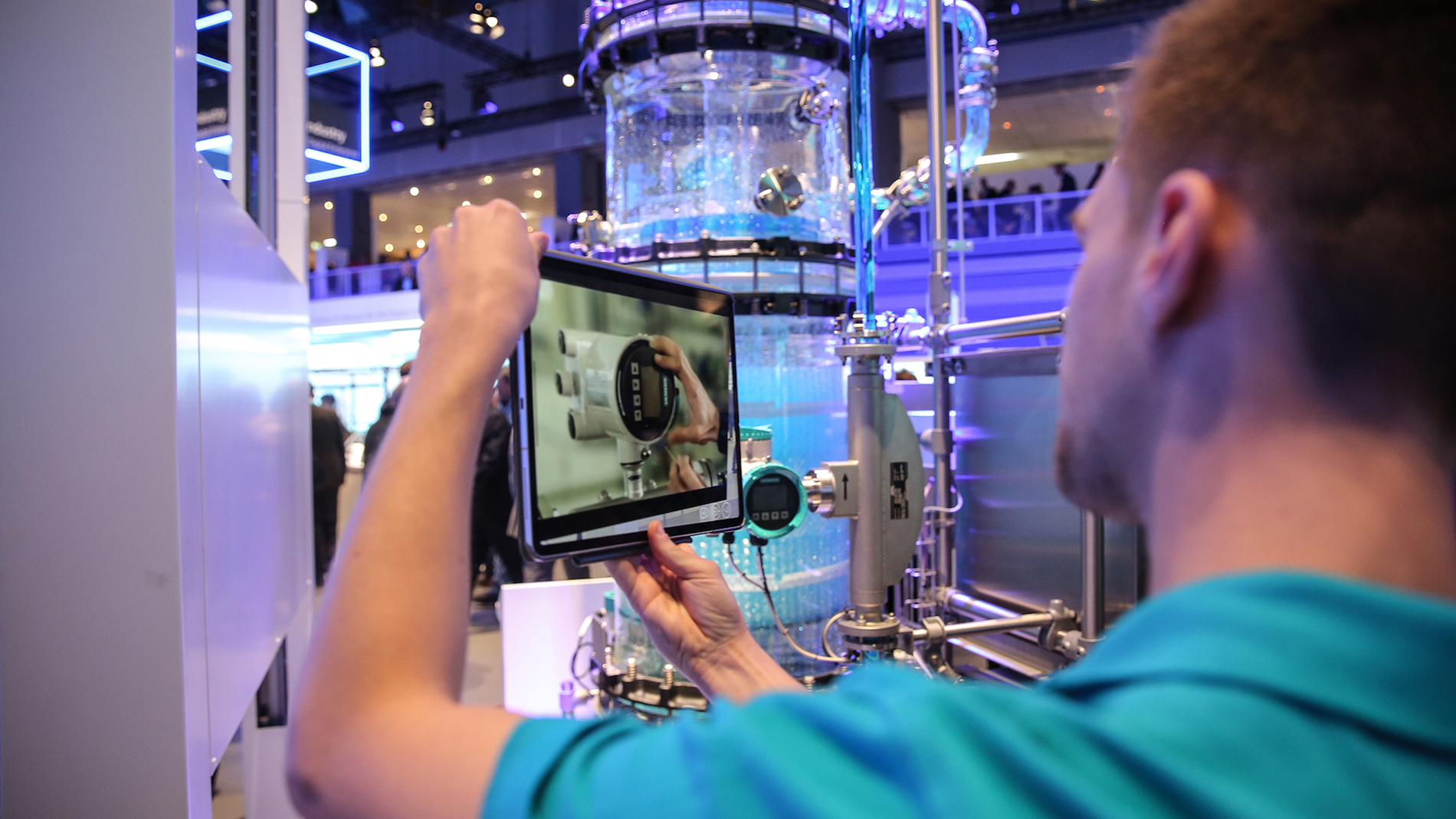 Mensch-Maschine-Interface-Displays-Monitore-Screens-und-Datenbrillen